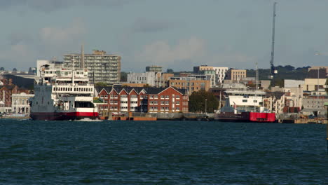 Eine-Aufnahme-Der-Roten-Trichterfähre-Der-Isle-Of-Wight,-Die-Das-Dock-In-Richtung-Isle-Of-Wight-Verlässt