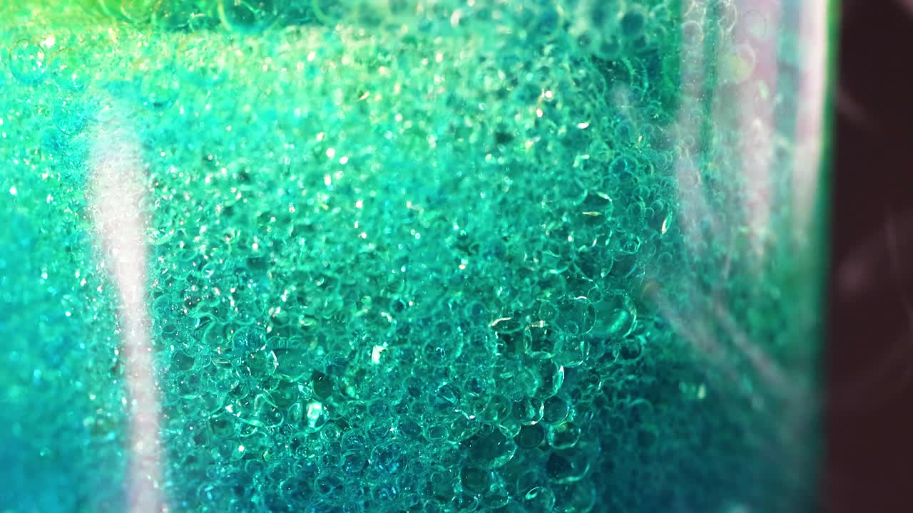 투명한 용기에서 걱거리는 녹색 액체