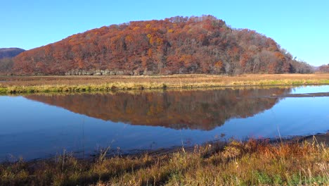 Ein-Schöner-Frühlingstag-An-Einem-Nebenfluss-Des-Mississippi