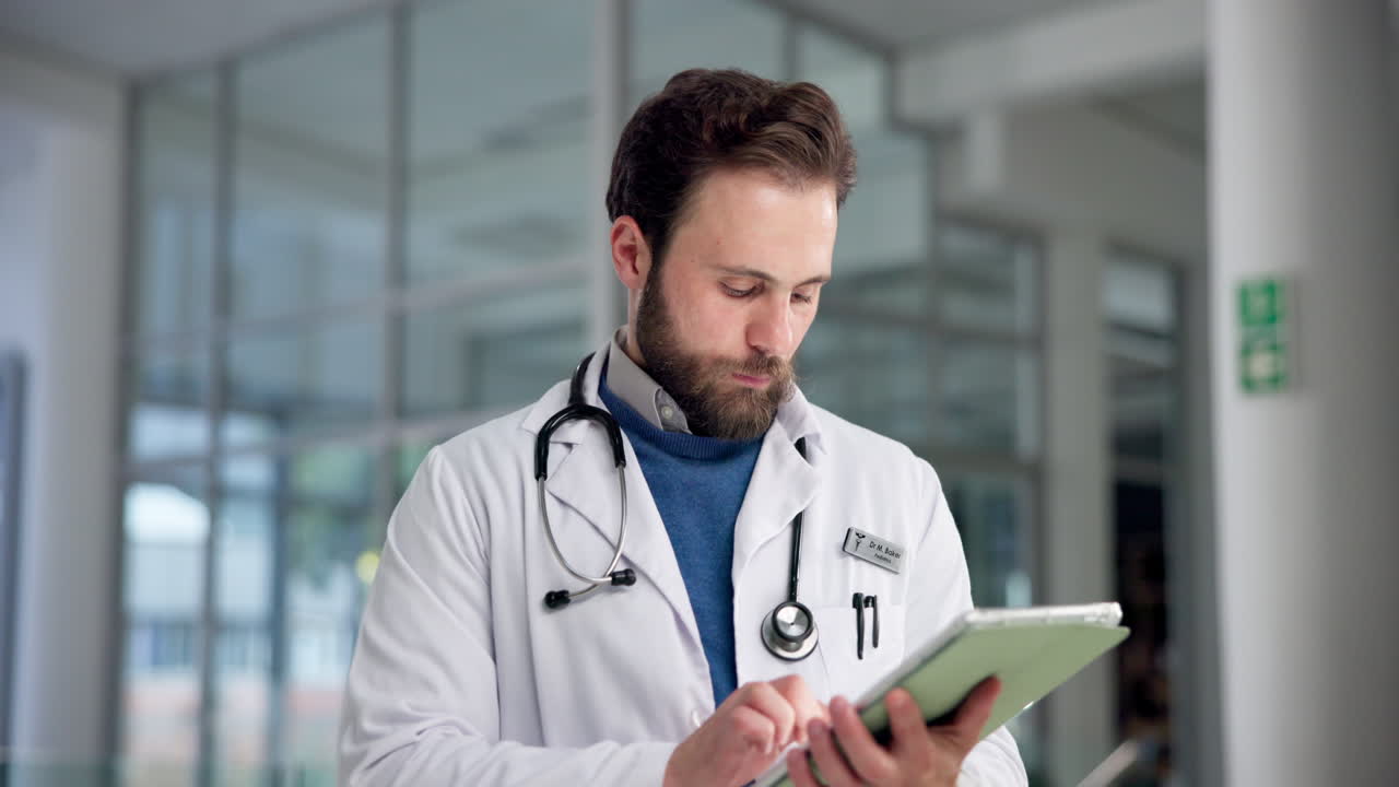 Il medico che usa il tablet