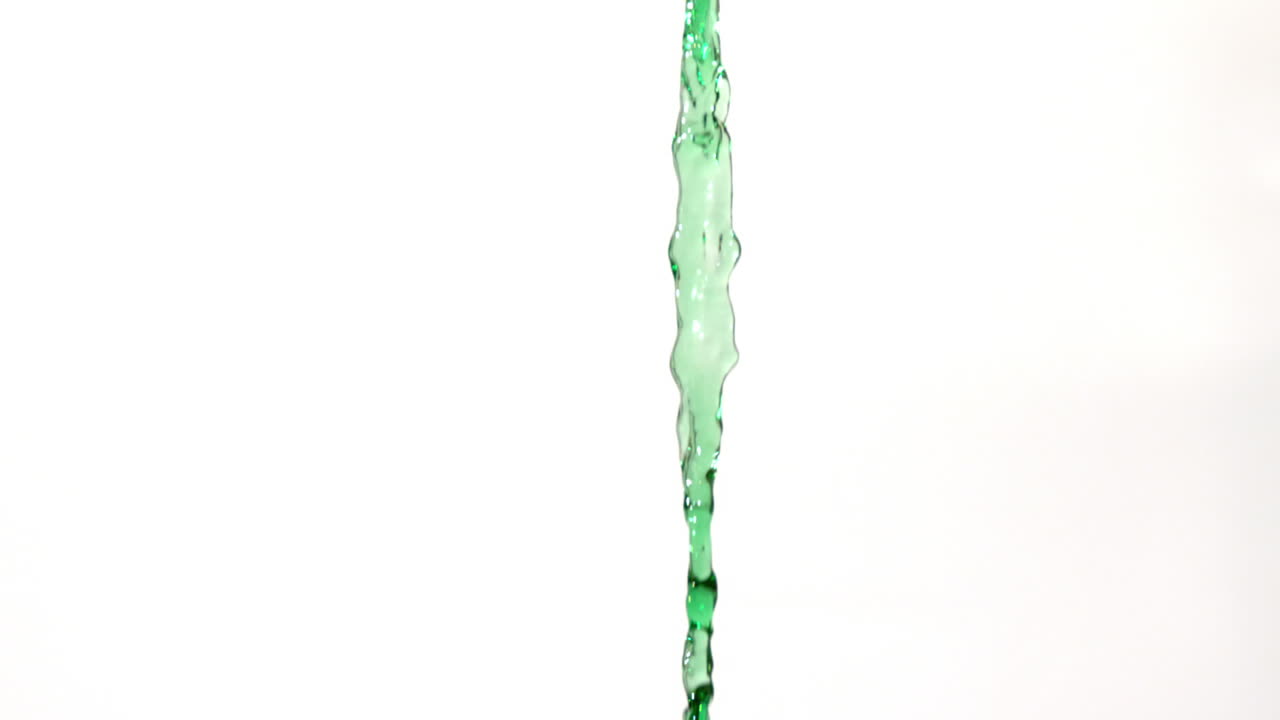 바탕 에 녹색 물 이 아지고 있다