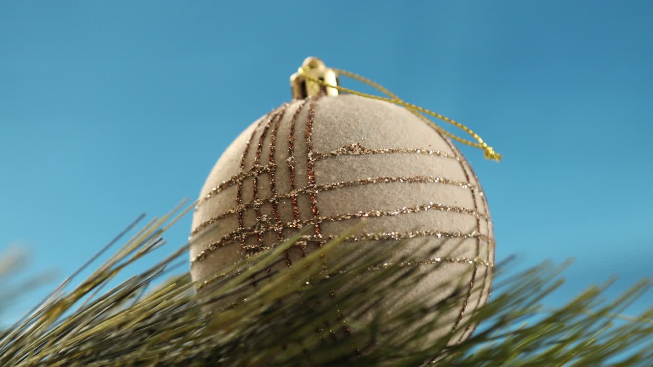 블루 스크린 배경에서 회전하는 크리스마스 공 8