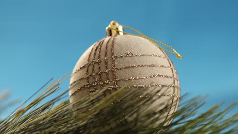bola de navidad girando en el fondo de la pantalla azul 8