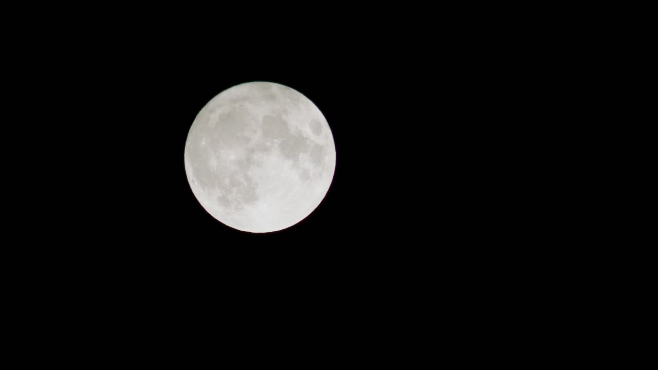 lua azul cheia no céu noturno escuro filmada em 4K