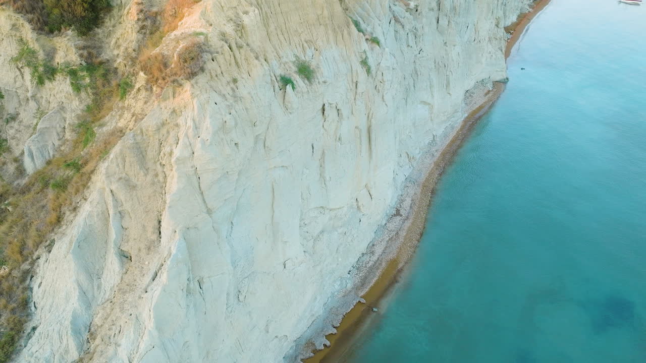acantilado costero y agua turquesa