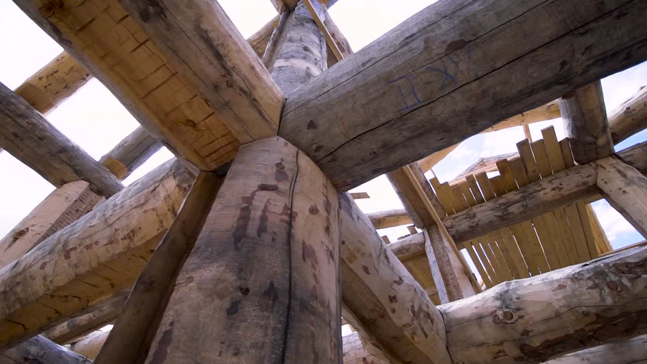 construcción de cabañas de madera en curso