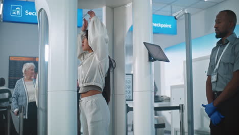 punto de control de seguridad del aeropuerto