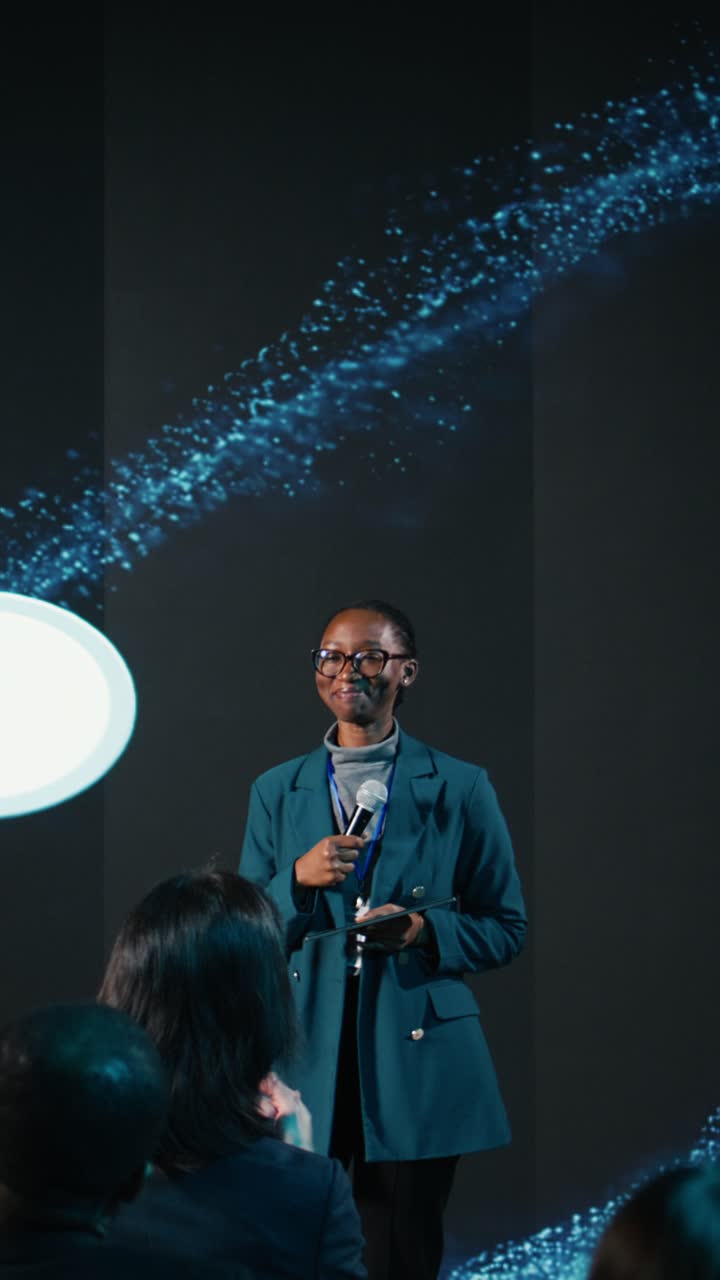 Video verticale: oratrice di colore presenta un piano Business per una conferenza internazionale