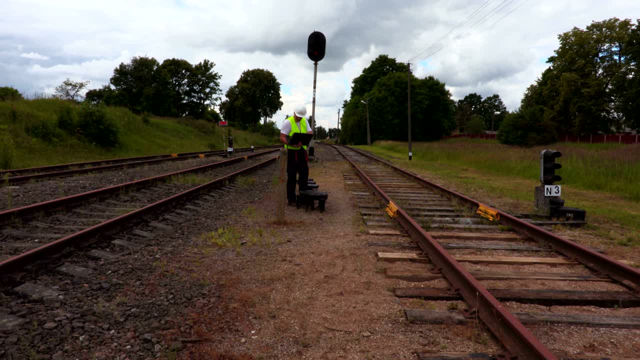 철도 트랙에서 노트북을 사용하는 엔지니어