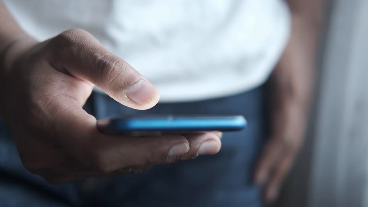 persona que utiliza un teléfono inteligente