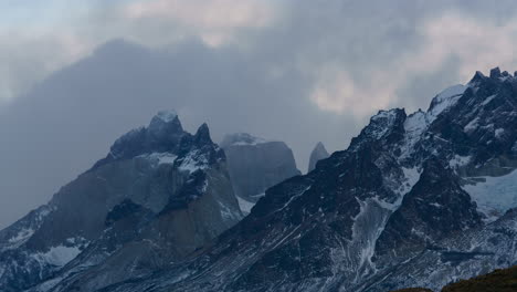 Nubes-Rodantes-De-Picos-De-Granito-De-Cuernos-Del-Paine-En-Chile