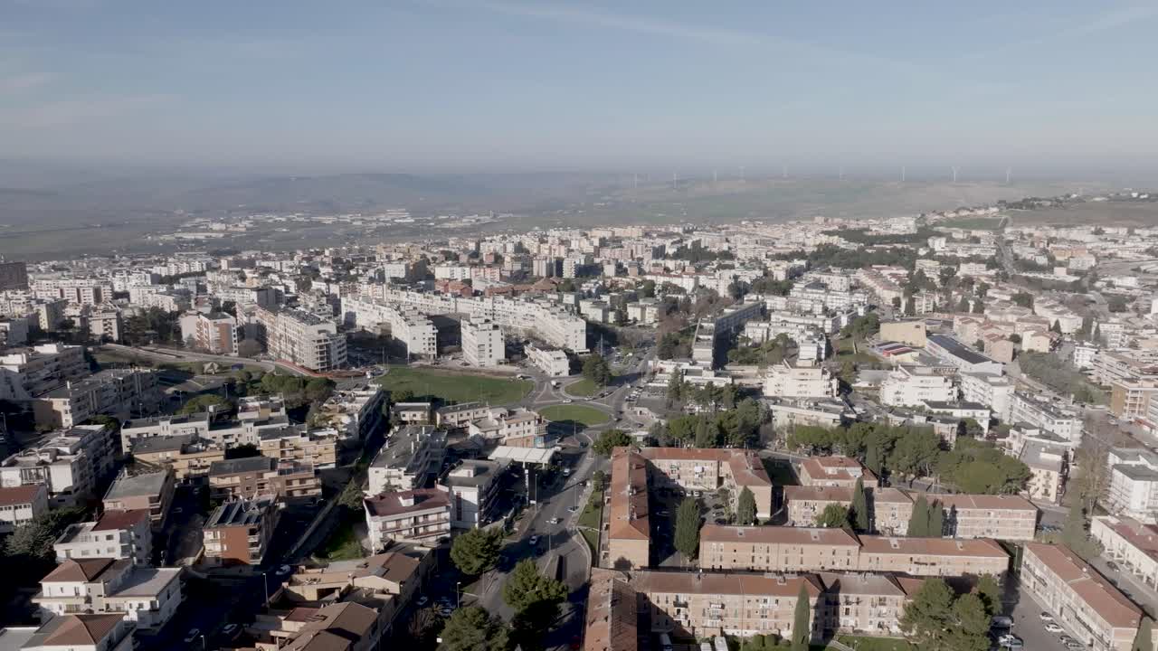 toma panorámica amplia de izquierda a derecha de matera, paisaje urbano de italia