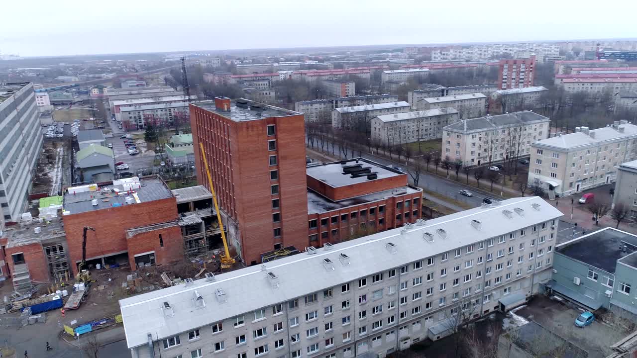 vista aérea de los edificios al lado de la carretera en narva, estonia