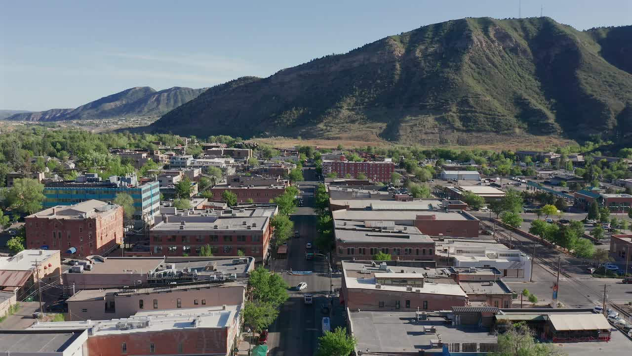 콜로라도 두랑고 시내를 가로지르는 아리알 서머타임 뷰