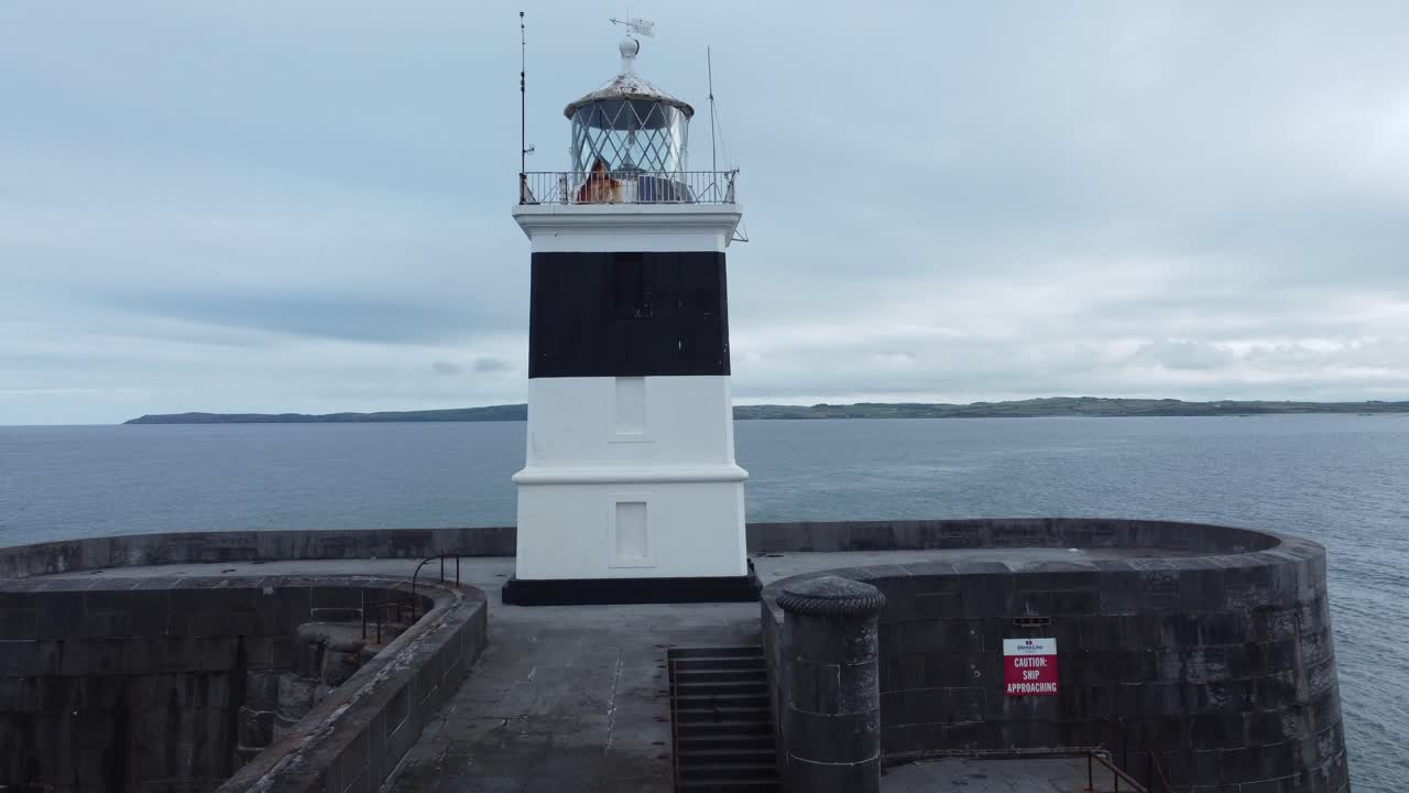홀리헤드 방파제 등대 가장 긴 콘크리트 해안 바다 보호 랜드마크 조감도 닫기 상승 샷