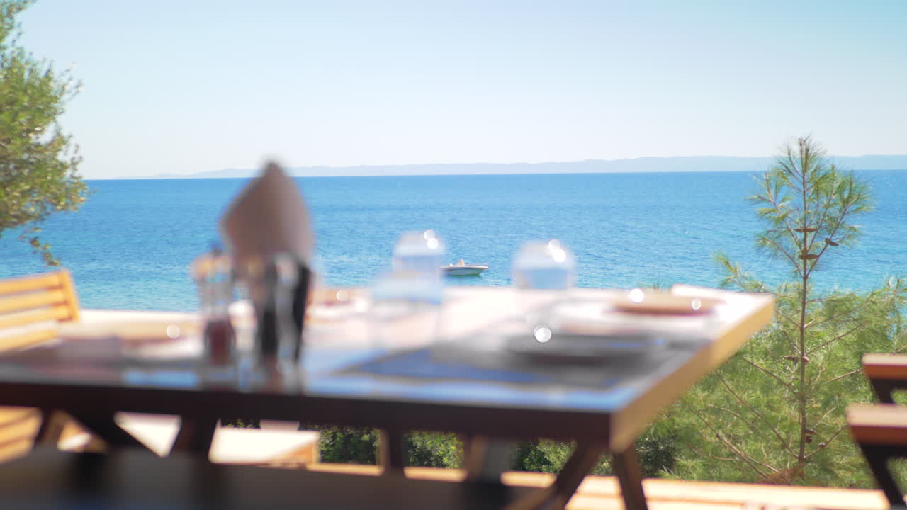 해안의 카페에서 제공되는 테이블