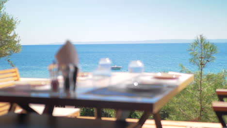 mesa servida en una cafetería en la costa