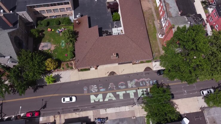 Murale Black Lives Matter dipinto su strada a Pottstown