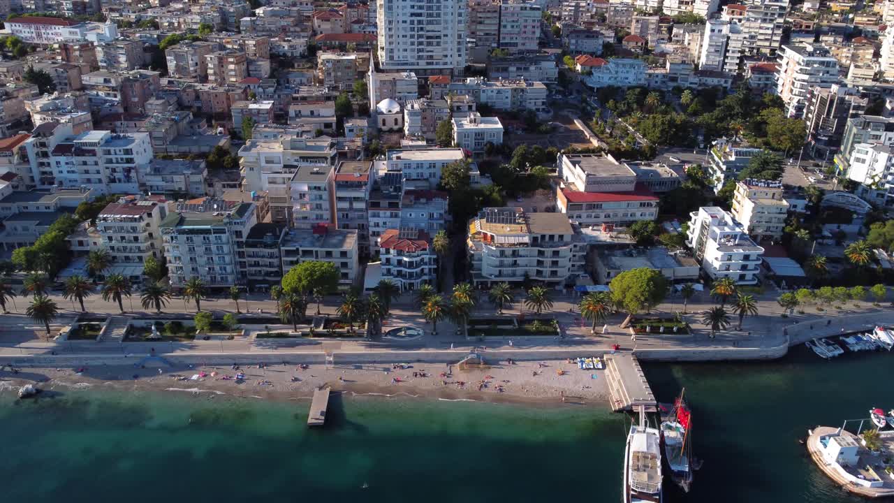 toma panorámica lateral aérea de sarande, albania y el mar mediterráneo