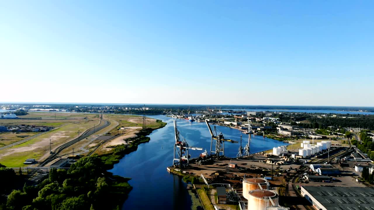 컨테이너를 가진 산업 항구: 수출, 수입 사업 및 물류에서 크레인에 의해 항구로 화물을 운송하는 국제 물 운송