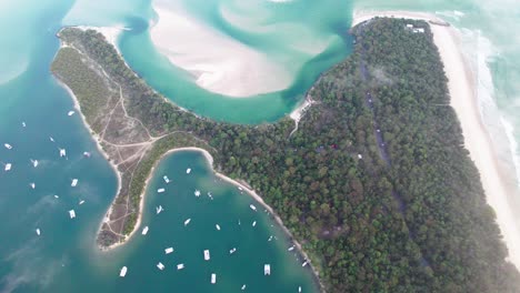 Noosa-Leitet-Fluss-Und-Strand-Mit-Segelbooten-In-Queensland,-Australien