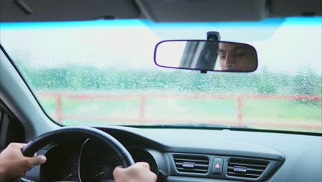 hombre conduciendo bajo la lluvia