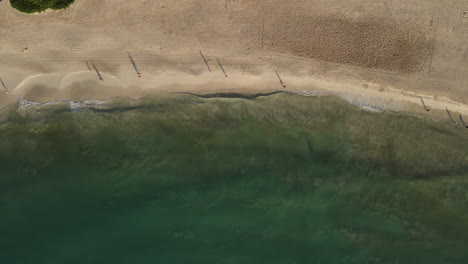una playa pacífica en la hora dorada de la mañana temprano