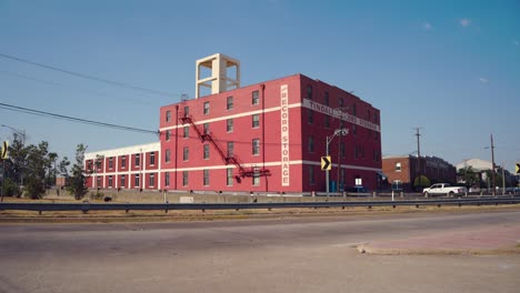 Großes-Rotes-Lagergebäude-In-Fort-Worth,-Texas