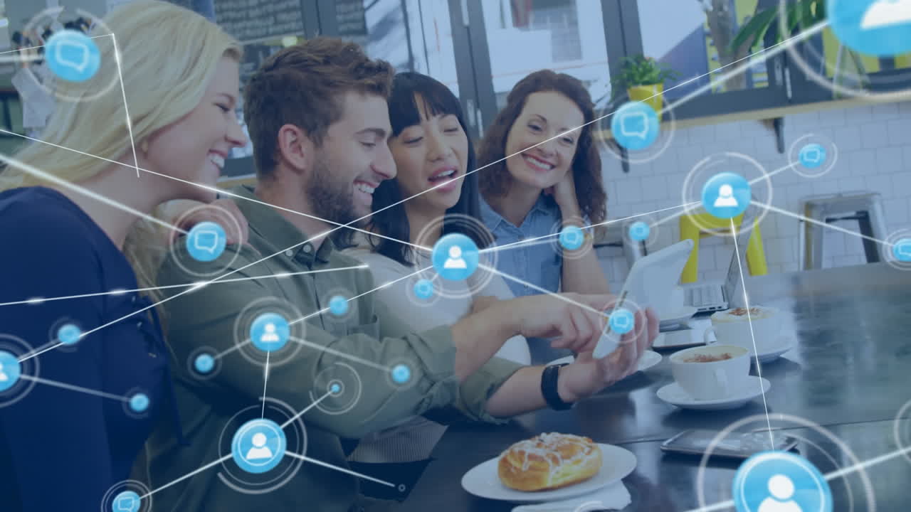 사무실의 카페에서 태블릿을 사용하는 행복한 다양한 동료들에 대한 디지털 아이콘 네트워크의 애니메이션