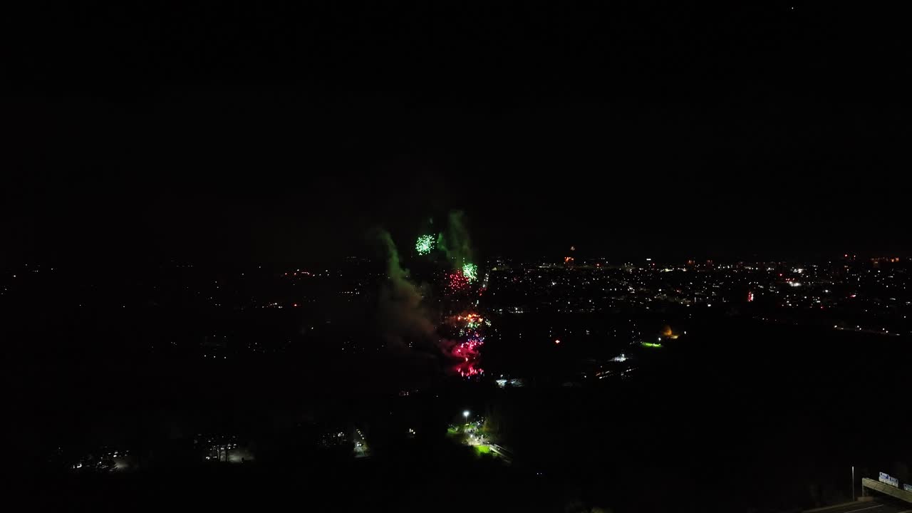 una toma aérea de fuegos artificiales llenos de colores en la noche de guy fawkes en el reino unido