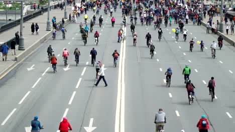 concepto de bicicleta y un estilo de vida saludable. decenas de miles de personas en el desfile de bicicletas. vista aérea