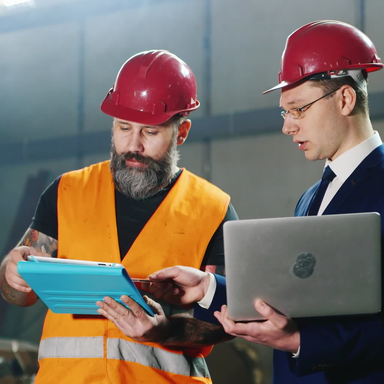 dos ingenieros estudian dibujos trabajan en el almacén 6