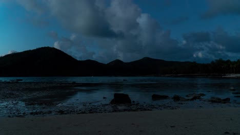 Marea-Creciente-En-La-Isla-Tropical-Durante-El-Día-Y-La-Noche,-Nubes-En-El-Cielo,-Lapso-De-Tiempo