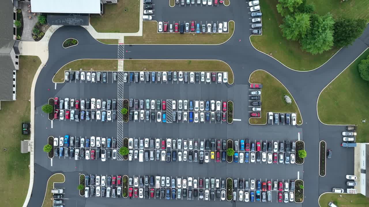 estacionamento cheio de carros