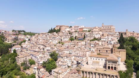 Weitwinkel-Drohnenaufnahme-Beim-Flug-über-Ein-Sehr-Altes-Und-Abgelegenes-Kleines-Dorf-In-Der-Region-Abruzzen-In-Italien-Namens-Loreto-Aprutino,-Aufgenommen-An-Einem-Schönen-Sommertag-In-4K