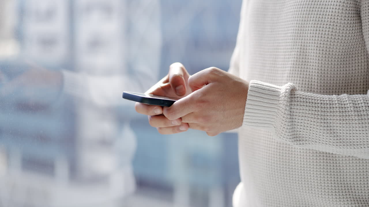 manos, teléfono y mensajes de texto por la ventana para social