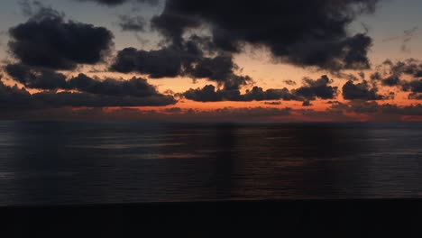 Hermosa-Puesta-De-Sol-Desde-Un-Barco-En-Movimiento,-Viendo-La-Puesta-De-Sol-Sobre-El-Océano-Afuera-Disfrutando-De-Vacaciones-En-Un-Crucero-De-Lujo