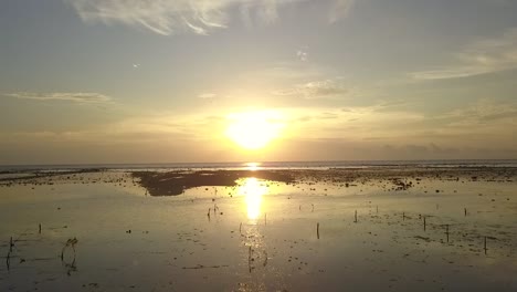 más rápido y más alto hacia el sol gran vista aérea vuelo volar hacia adelante imágenes de drones de gili t playa bali indonesia al atardecer verano 2017