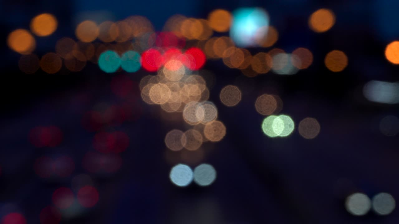 la ciudad nocturna está desfocada con un bonito bokeh y el típico ruido de la ciudad.