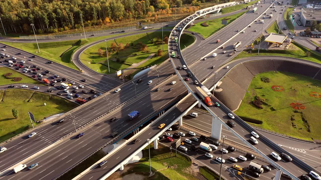 모스크바의 고속도로 교차로 교통 경로의 공중 뷰.