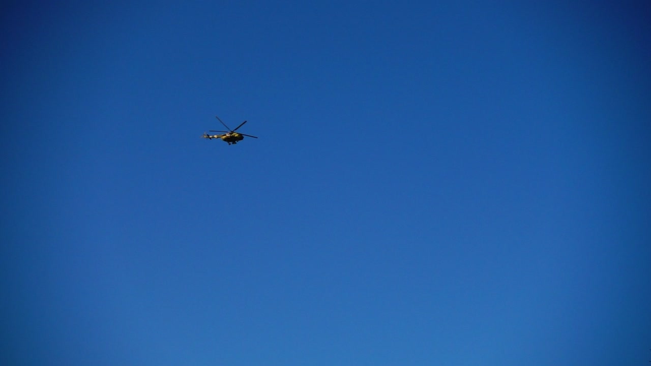 Helikopteren på himlen. Slowmotion
