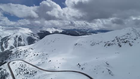 Tormenta-Avecinándose-Sobre-Los-Picos-En-Loveland-Pass,-Colorado