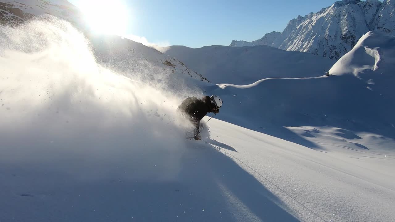 esquí freeride con mucha nieve fresca y profunda en tirol