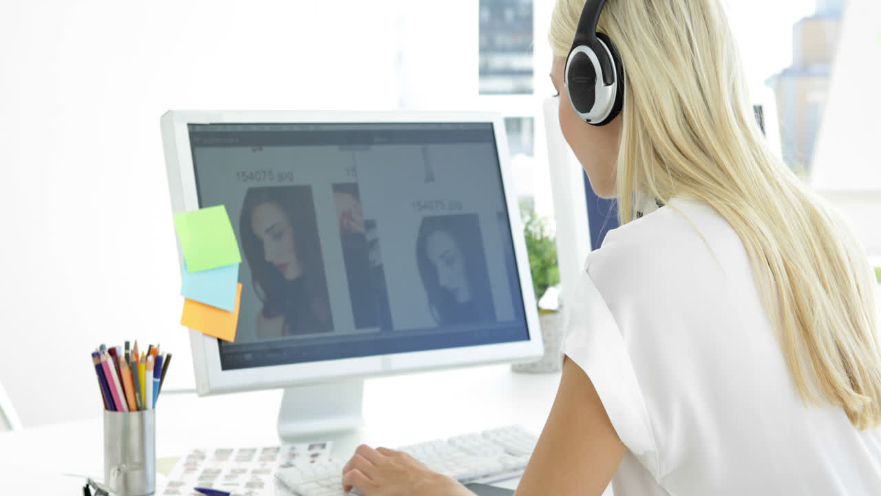 diseñadora creativa rubia trabajando en su computadora