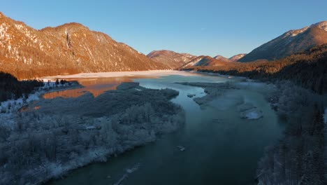 Lago-Sylvenstein-Y-Río-Isar-En-Las-Montañas-De-Los-Alpes,-Baviera,-Alemania