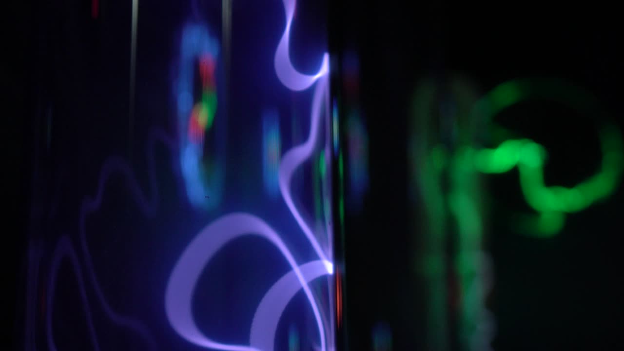 Abstrakt baggrund med neontrekanter. Neon geometriske former og linjer