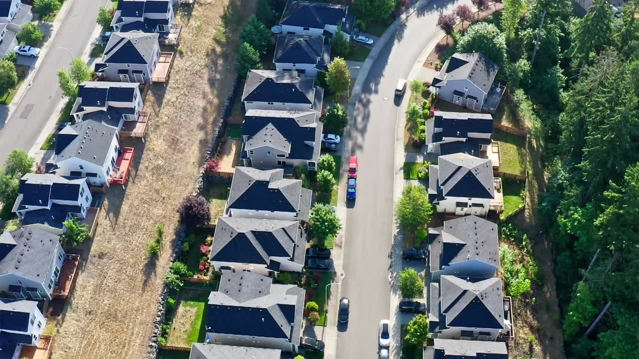Rows of suburban homes and a winding street with green surroundings in Tumwater, Washington