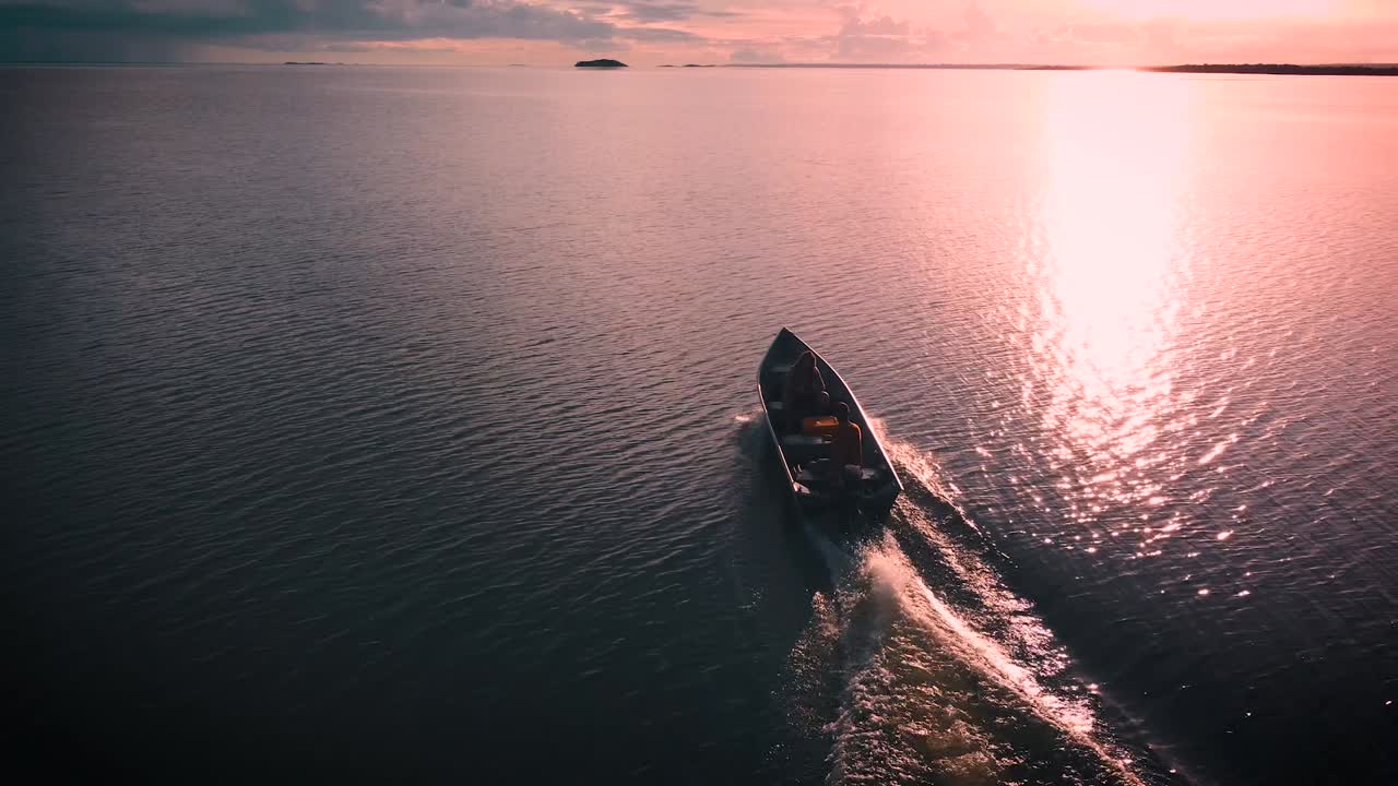 volando cerca de un bote en el río paraná al atardecer