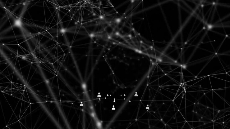 Rete di connessioni e animazione di elaborazione dati su icone umane astratte.