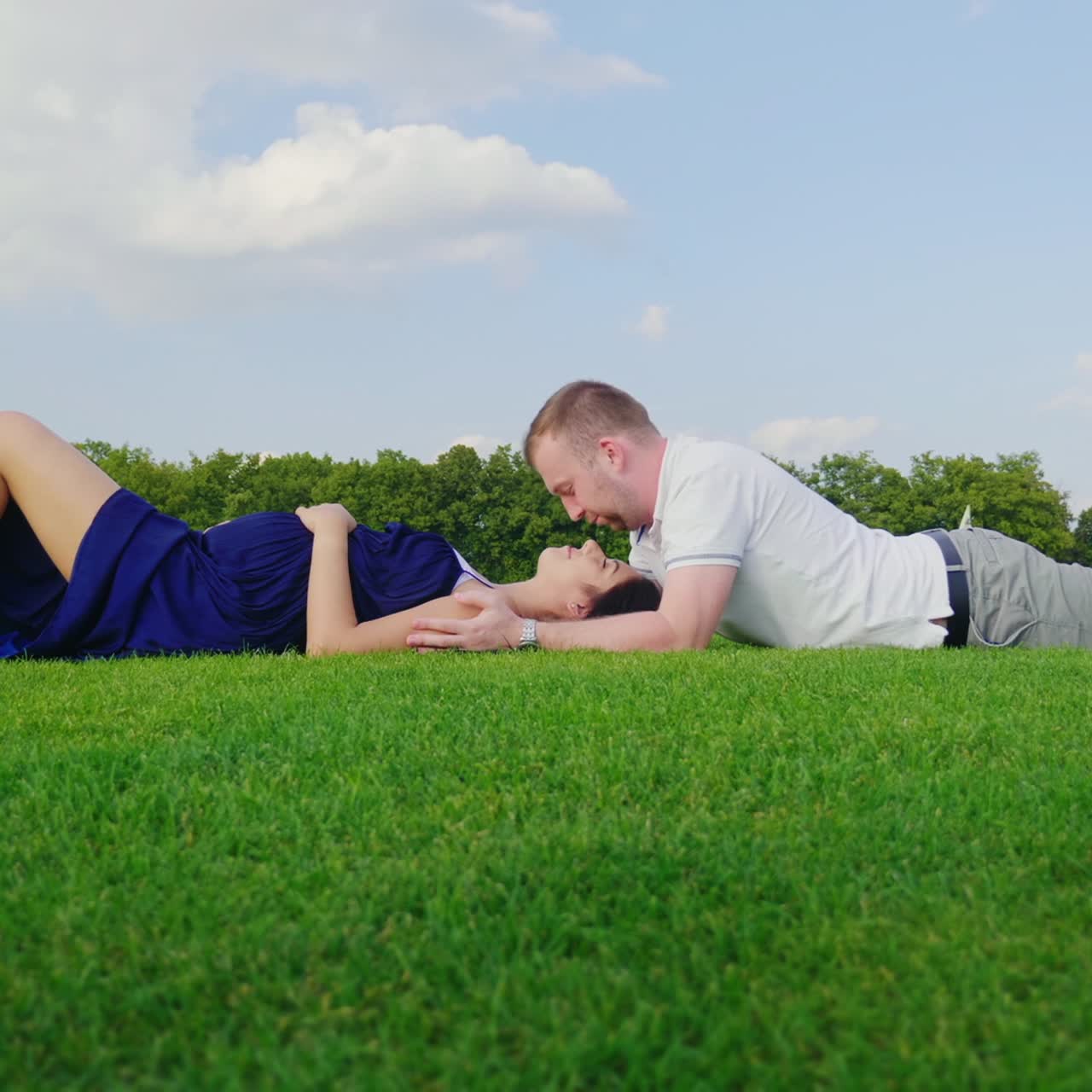 임신한 아내를 둔 남편이 푸른 잔디에 누워 있다 3